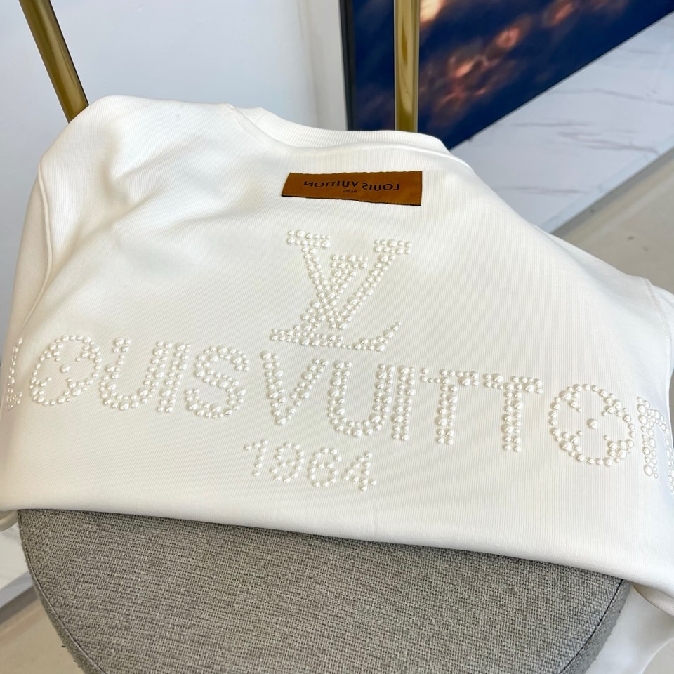 Louis V驴家、2025秋冬暖绒卫衣。胸前精致的