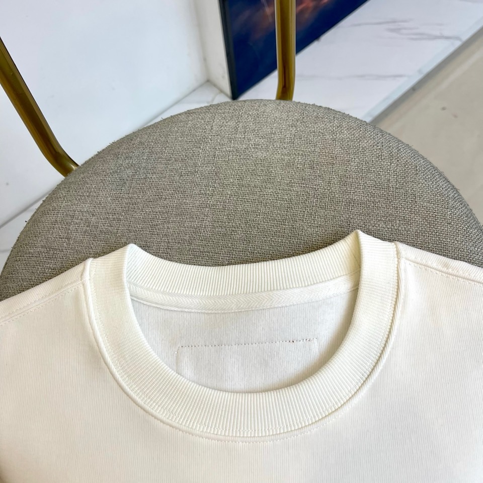 Louis V驴家、2025秋冬暖绒卫衣。胸前精致的