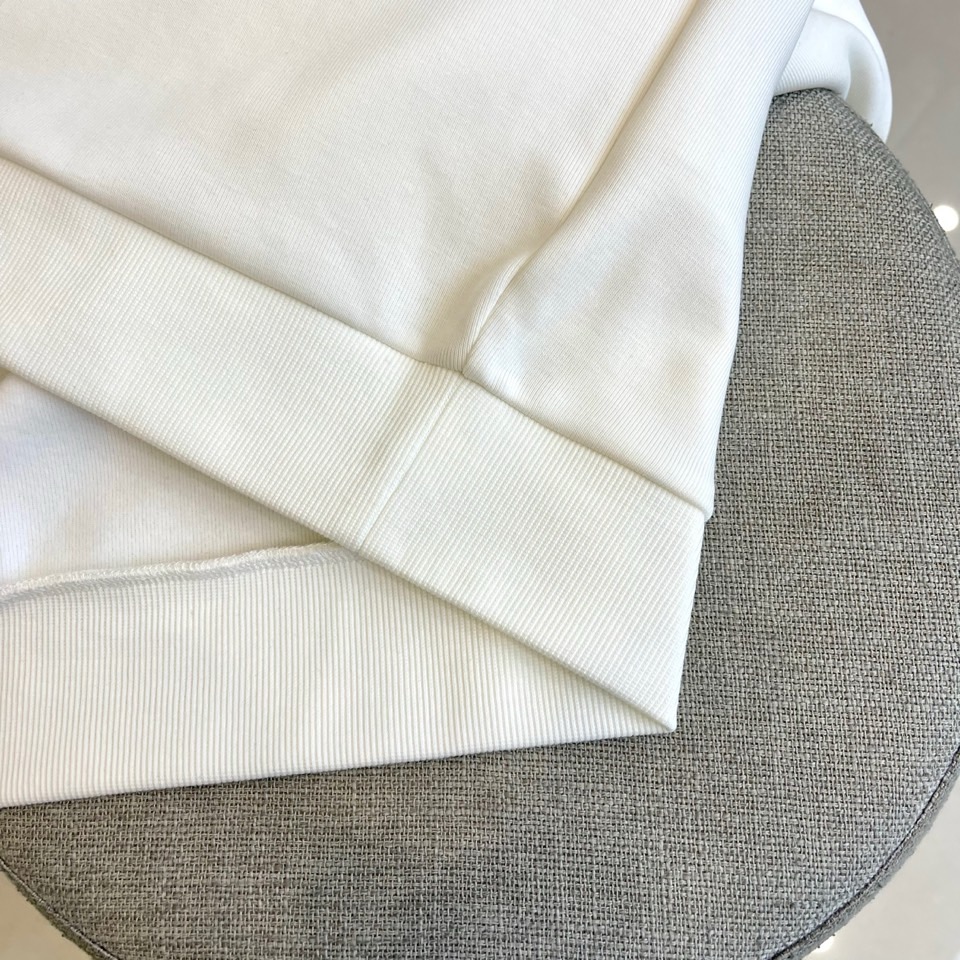 Louis V驴家、2025秋冬暖绒卫衣。胸前精致的