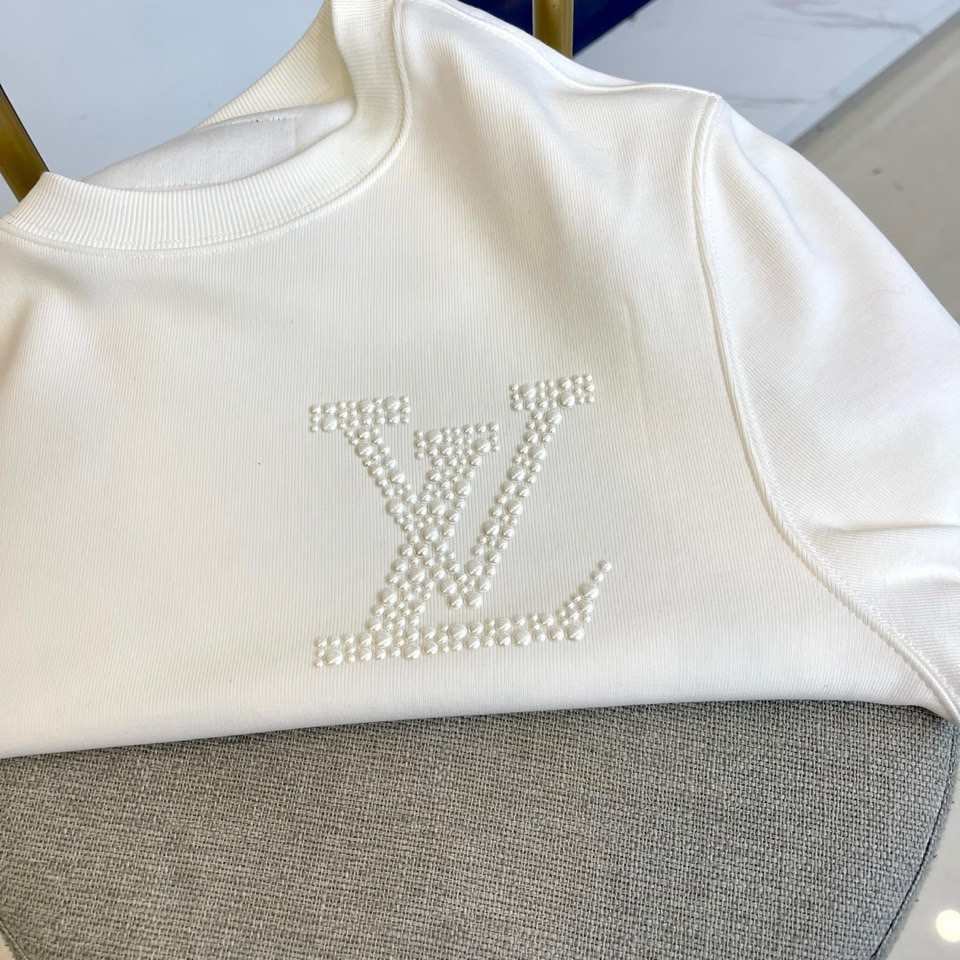 Louis V驴家、2025秋冬暖绒卫衣。胸前精致的