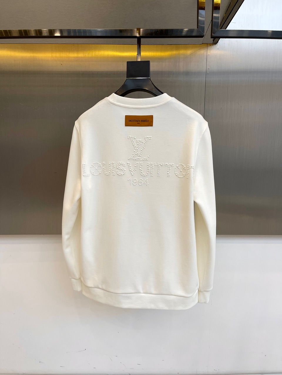 Louis V驴家、2025秋冬暖绒卫衣。胸前精致的