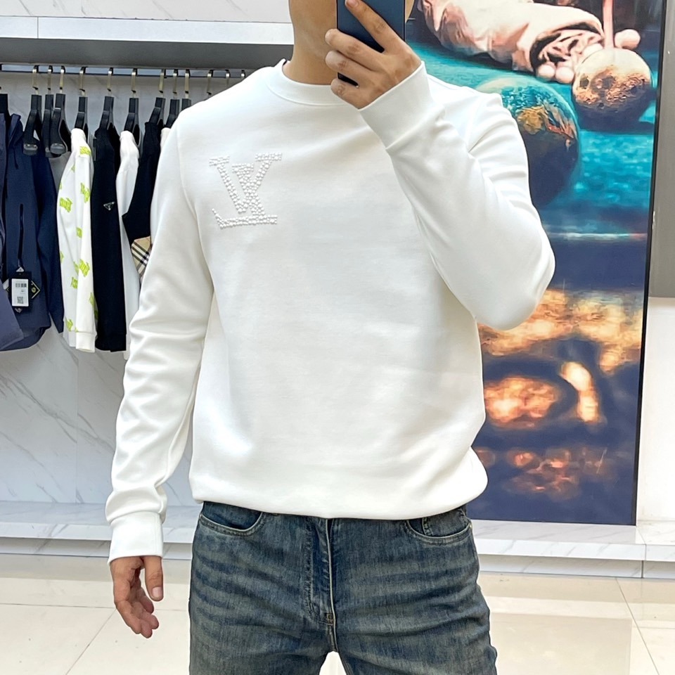 Louis V驴家、2025秋冬暖绒卫衣。胸前精致的