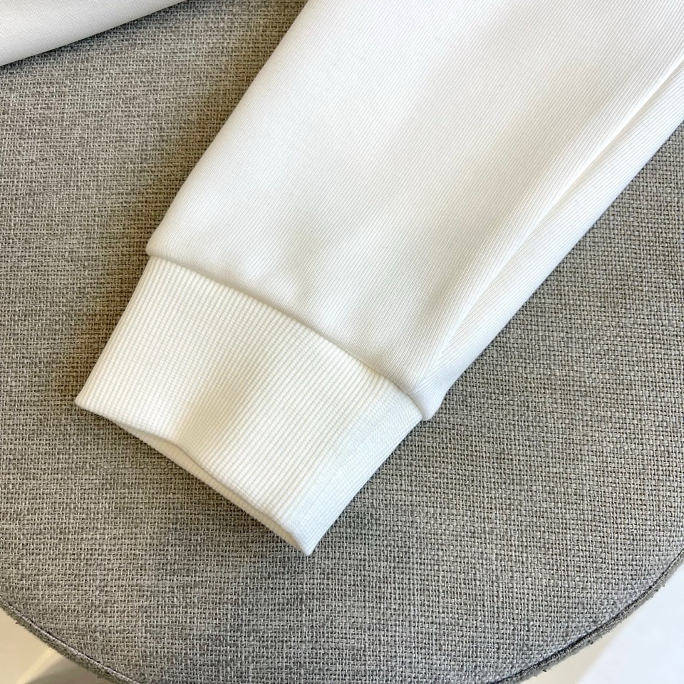 Louis V驴家、2025秋冬暖绒卫衣。胸前精致的