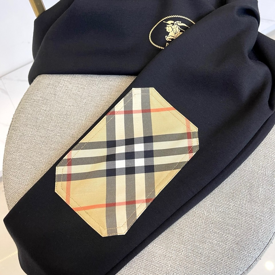 巴宝莉、2025秋冬长袖打底衫。左胸椭圆形金色徽标镌刻品牌基因，领口内侧格纹暗藏经典传承——这是PRAD