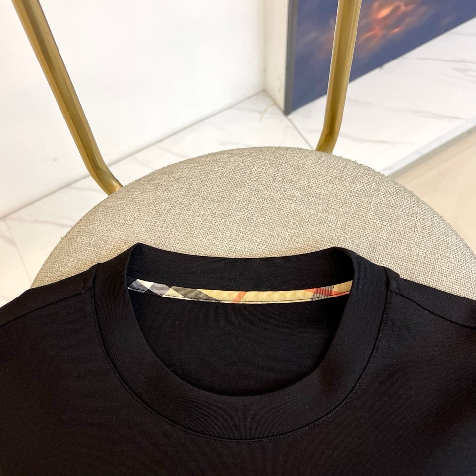 巴宝莉、2025秋冬长袖打底衫。左胸椭圆形金色徽标镌刻品牌基因，领口内侧格纹暗藏经典传承——这是PRAD