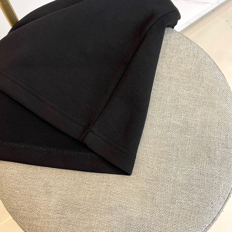 巴宝莉、2025秋冬长袖打底衫。左胸椭圆形金色徽标镌刻品牌基因，领口内侧格纹暗藏经典传承——这是PRAD