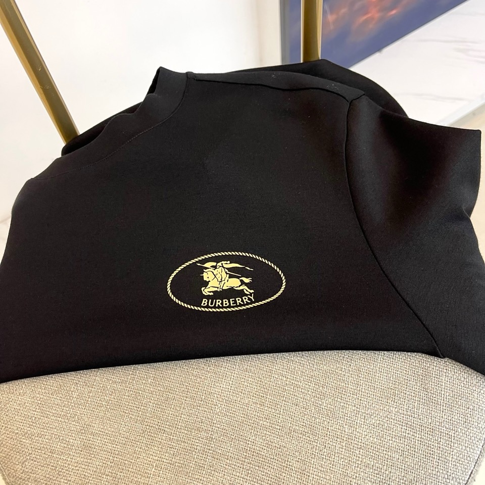 巴宝莉、2025秋冬长袖打底衫。左胸椭圆形金色徽标镌刻品牌基因，领口内侧格纹暗藏经典传承——这是PRAD