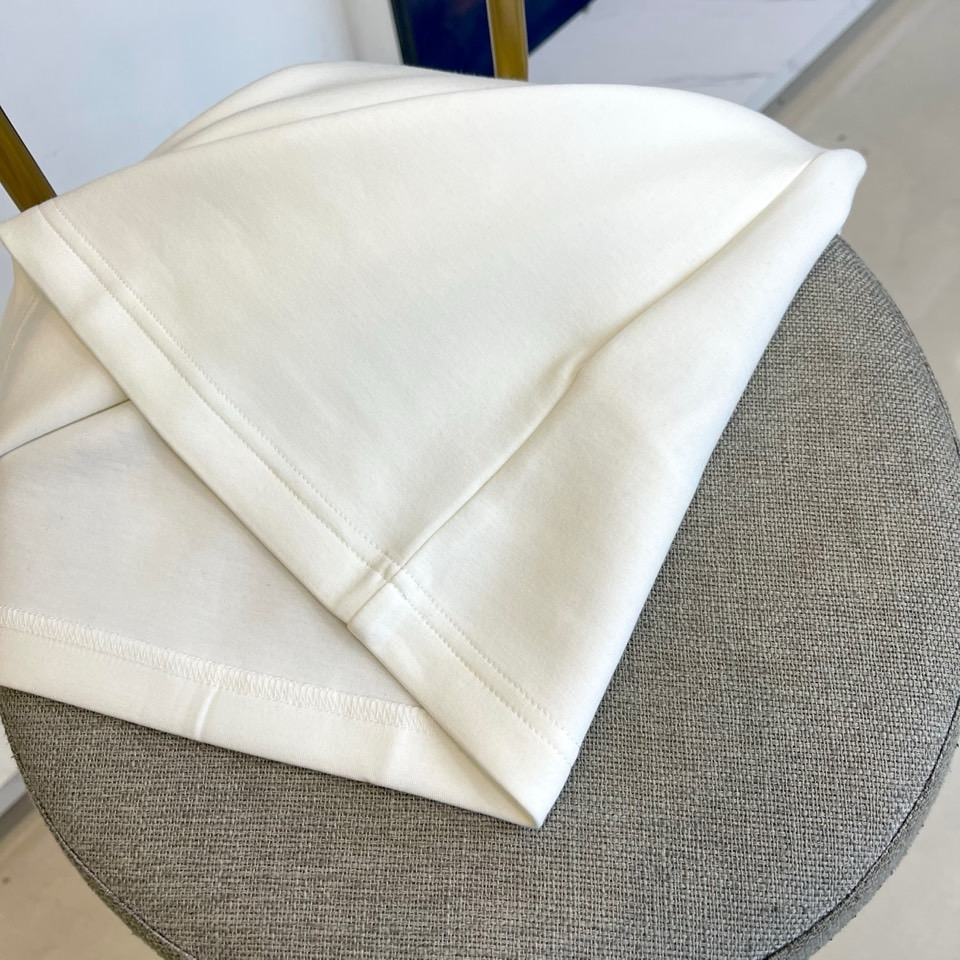 巴宝莉、2025秋冬长袖打底衫。左胸椭圆形金色徽标镌刻品牌基因，领口内侧格纹暗藏经典传承——这是PRAD