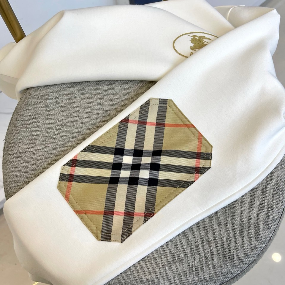 巴宝莉、2025秋冬长袖打底衫。左胸椭圆形金色徽标镌刻品牌基因，领口内侧格纹暗藏经典传承——这是PRAD