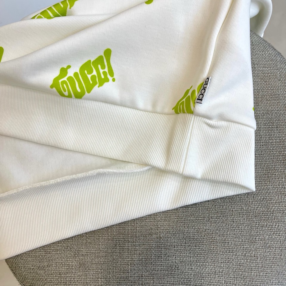 GUCC古家、2025新品秋冬长袖卫衣。GUCCI白色长袖卫衣，以满版绿色