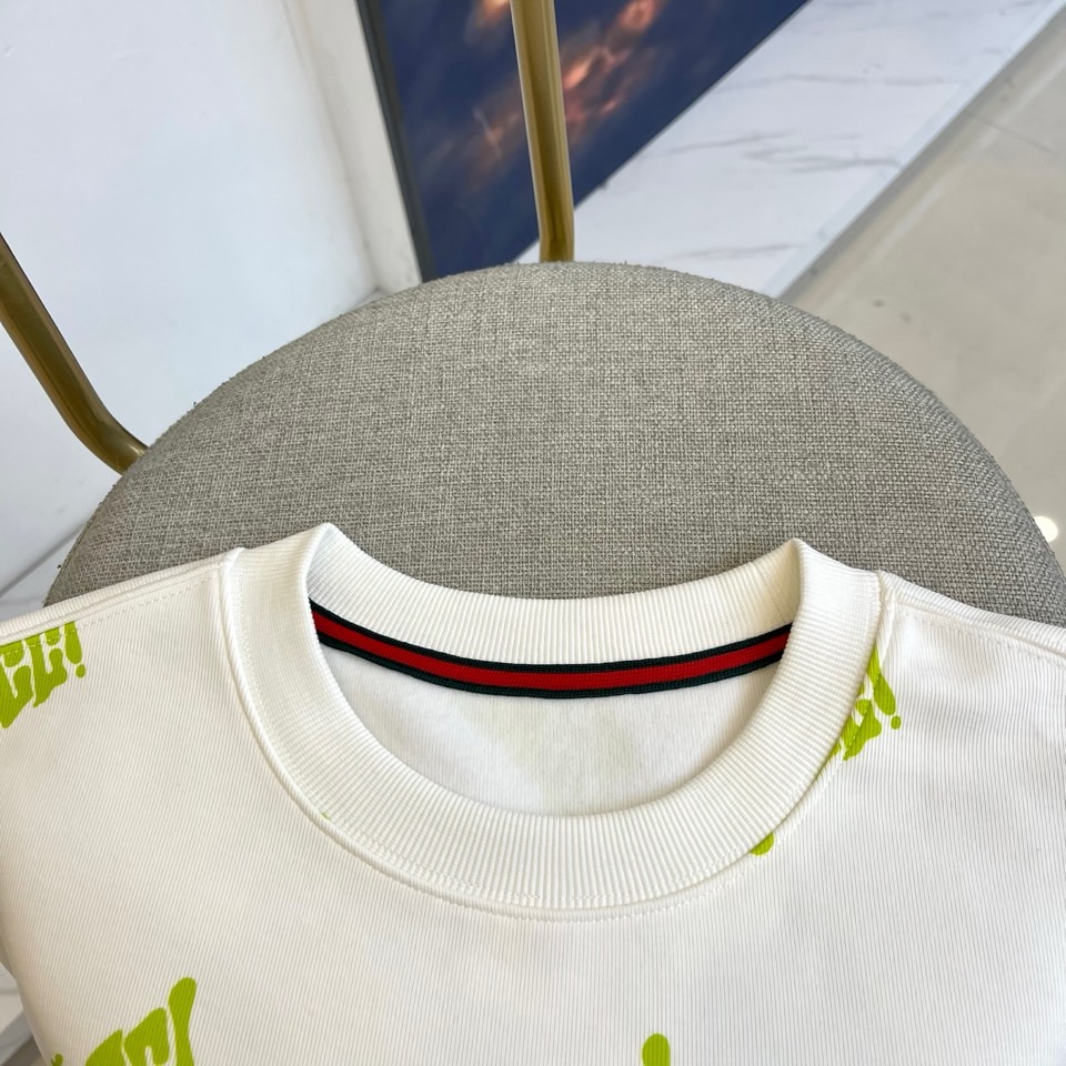 GUCC古家、2025新品秋冬长袖卫衣。GUCCI白色长袖卫衣，以满版绿色