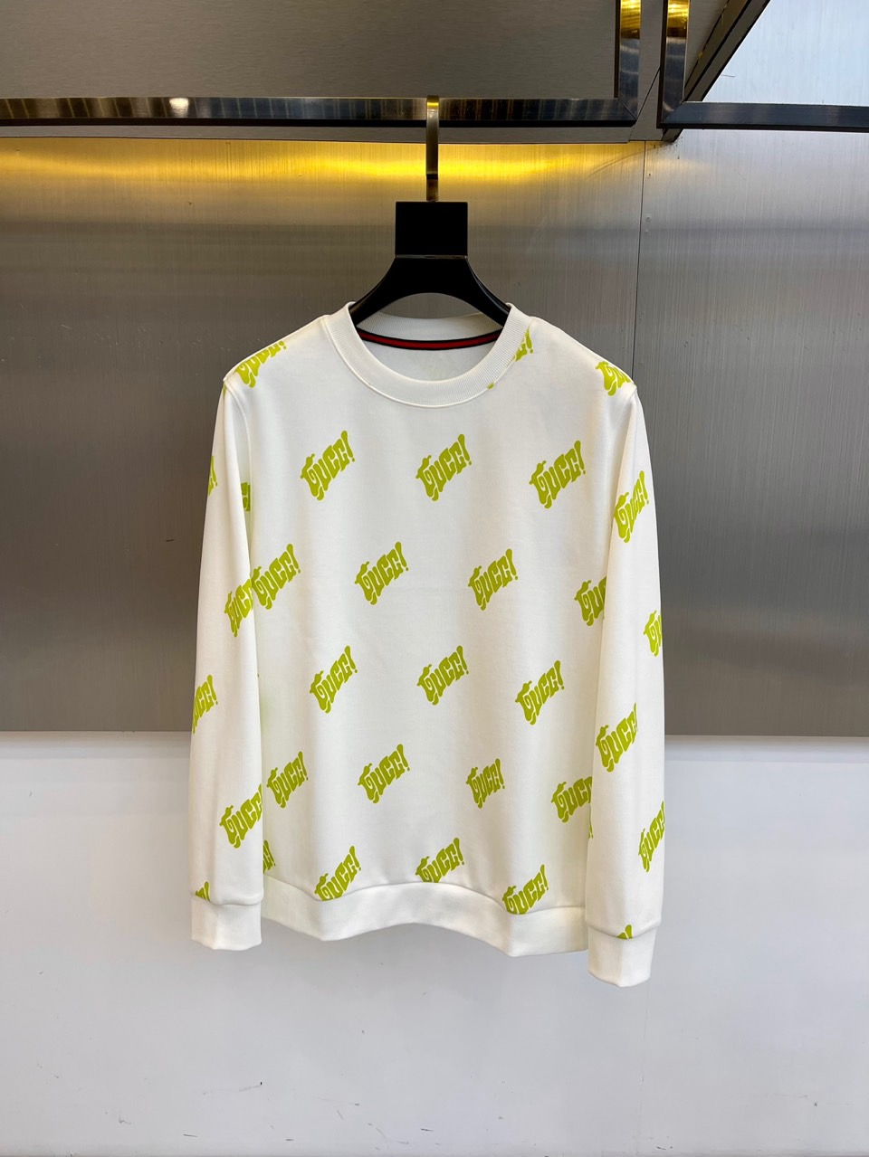 GUCC古家、2025新品秋冬长袖卫衣。GUCCI白色长袖卫衣，以满版绿色