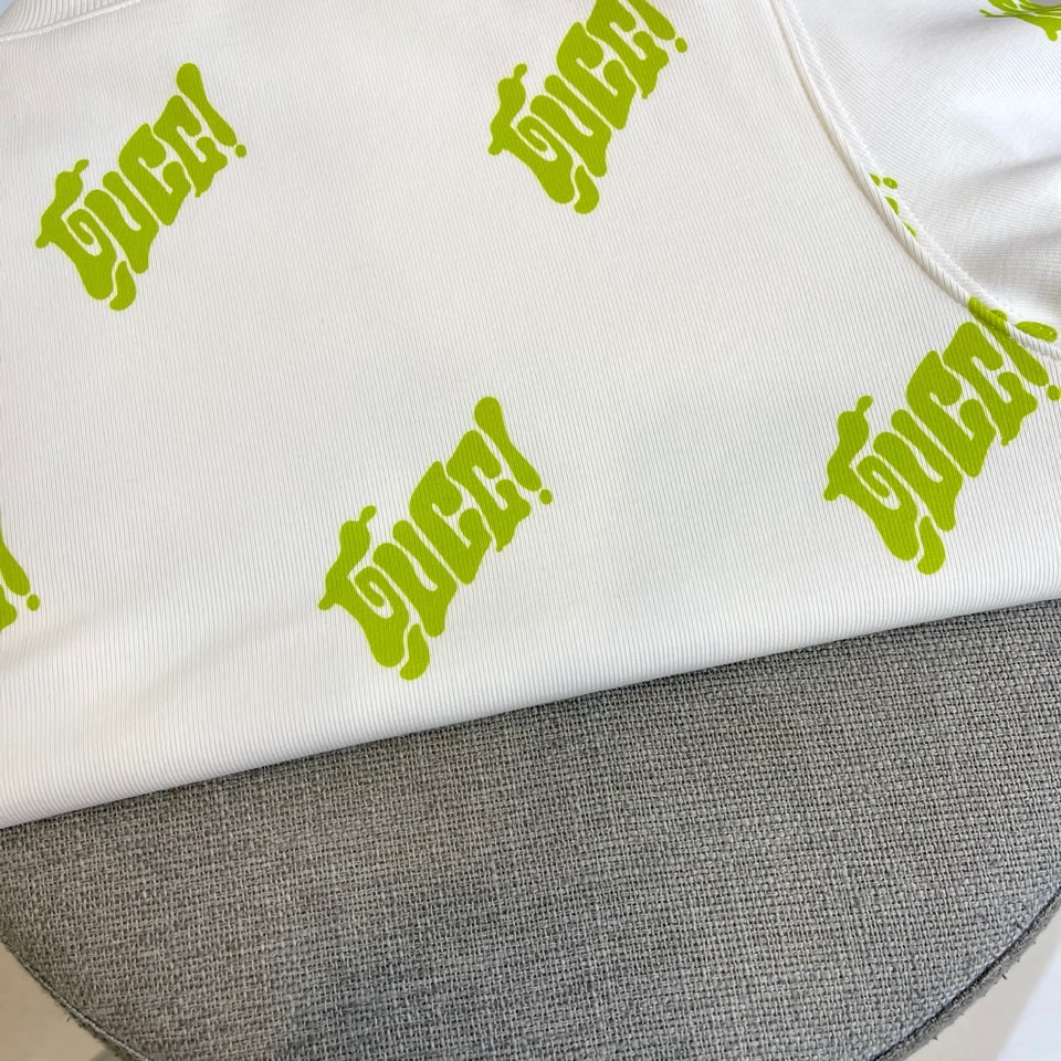 GUCC古家、2025新品秋冬长袖卫衣。GUCCI白色长袖卫衣，以满版绿色