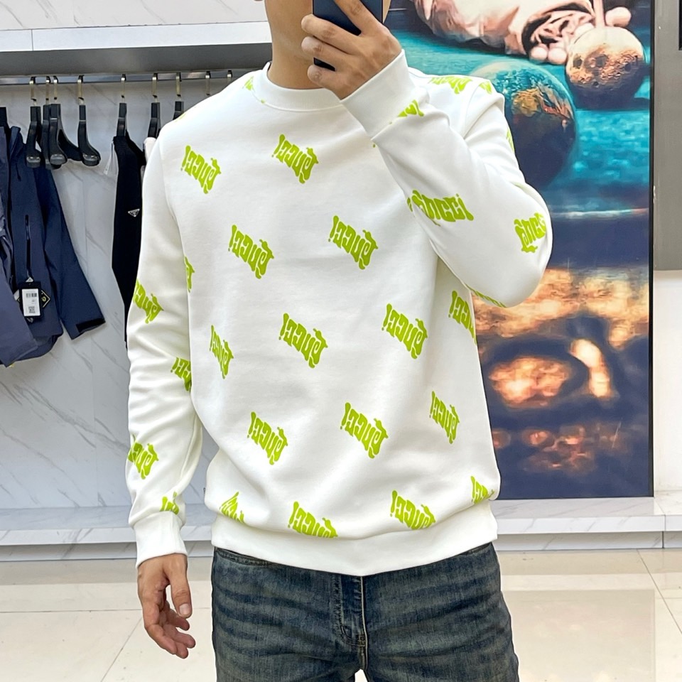 GUCC古家、2025新品秋冬长袖卫衣。GUCCI白色长袖卫衣，以满版绿色