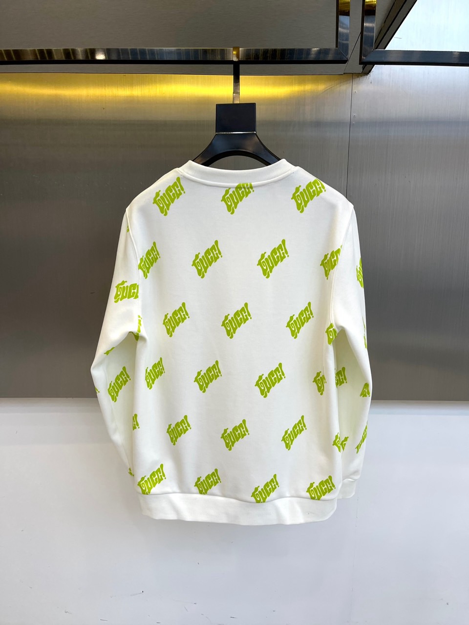 GUCC古家、2025新品秋冬长袖卫衣。GUCCI白色长袖卫衣，以满版绿色