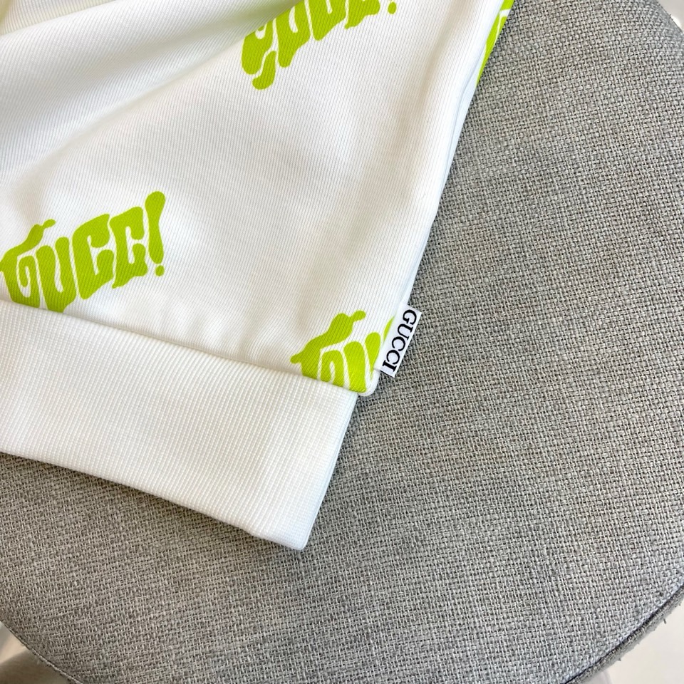 GUCC古家、2025新品秋冬长袖卫衣。GUCCI白色长袖卫衣，以满版绿色