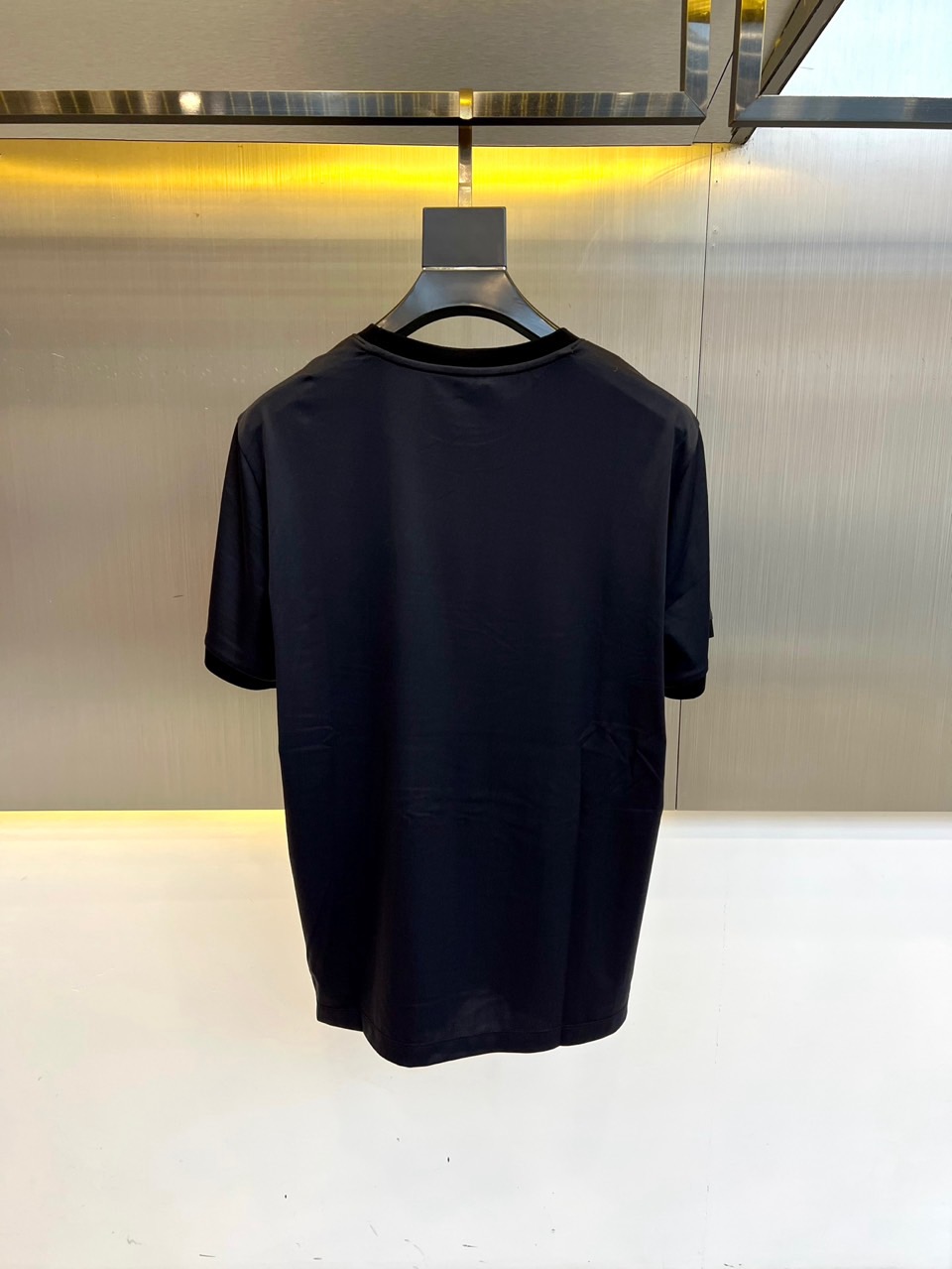 杰尼亚、2025春夏新品发售新品短袖T恤。采用进口欧棉面料，温儒柔软 细腻柔软 上身自然是舒适 凉爽，经