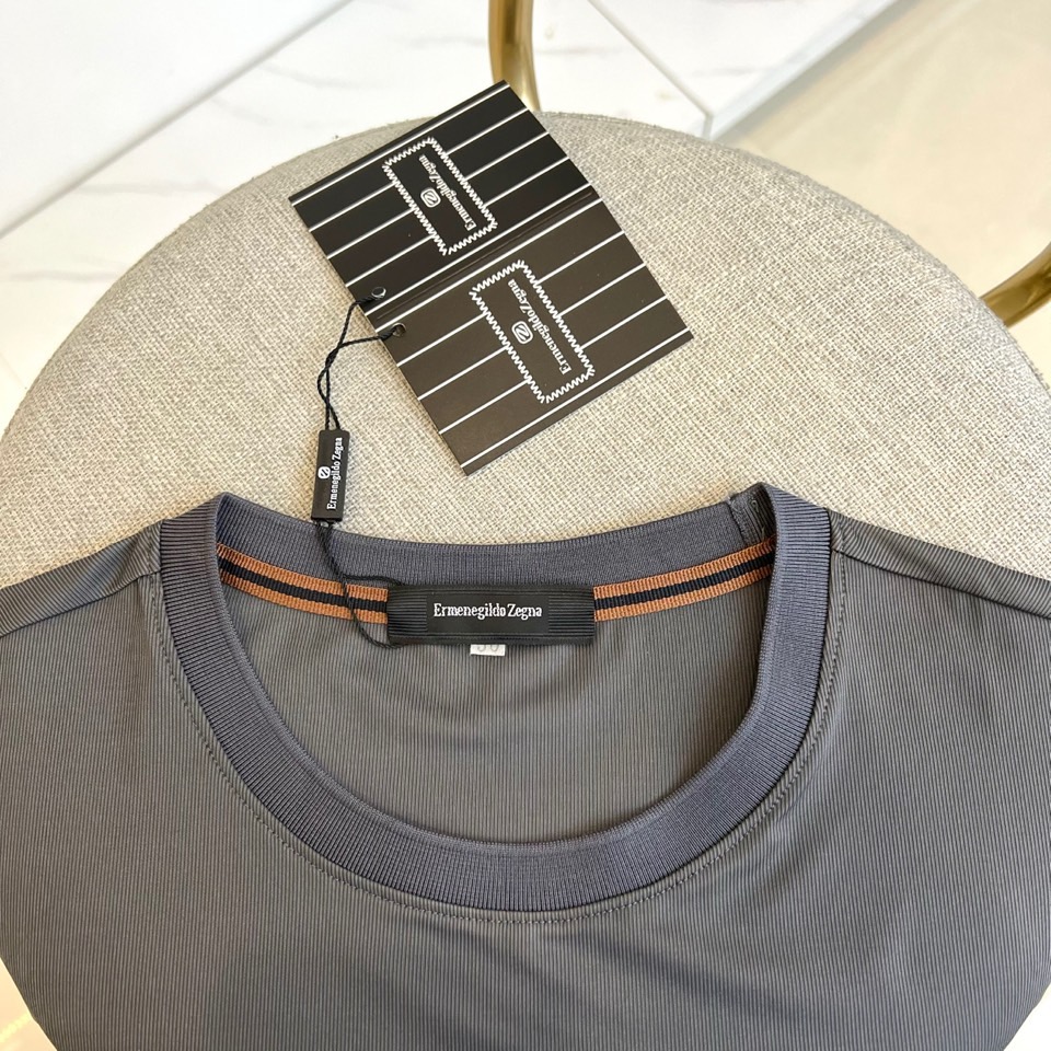 杰尼亚、2025春夏新品发售新品短袖T恤。采用进口欧棉面料，温儒柔软 细腻柔软 上身自然是舒适 凉爽，经