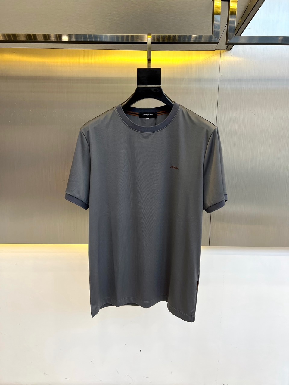 杰尼亚、2025春夏新品发售新品短袖T恤。采用进口欧棉面料，温儒柔软 细腻柔软 上身自然是舒适 凉爽，经