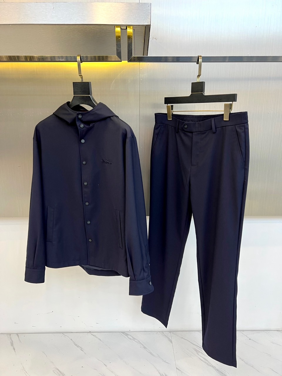 NO:726370,New Year's Jackets Pants KITON, Autumn and Winter Series Suits Interpret Italian elegance with top-quality fabrics and exquisite craftsmanship, reshaping the dressing art of modern gentlemen. Selected top-grade dark blue fabrics are made of high-count worsted material, showing a delicate texture and low-key luster. Special processing technology improves the wrinkle resistance by 40, and it still maintains a perfect fit after repeated wear. Innovative fabric ratio for four-season applicability, achieving a constant temperature of 22°C, to meet the needs of multi-season wear.  The hooded jacket is designed to be both practical and fashionable, with skin-friendly materials inside the hood. The trousers are fitted and cut with three-dimensional lines to modify the legs, allowing for freedom of movement without losing a sense of stiffness. The zippers selected for metal accessories are smooth and durable, and the craftsmanship is reflected in the details. All seams in the internal process are reinforced to ensure a long wearing life. The suit is perfectly matched with a business shirt, showing a professional image and extraordinary taste. It can be split and matched individually to easily create an Italian casual style. 48-56 (please state your height and weight when placing an order),,jackets &  coats,jackets & coats,shirts,hats,19860909年后 夹克 裤子 KITON奇顿、秋冬系列套装 以顶级面料与精湛工艺诠释意式优雅,重塑现代绅士的着装艺术.  精选顶级深蓝色面料采用高支数精纺材质,呈现细腻质感与低调光泽  特殊处理工艺抗皱性能提升40,经多次穿着仍保持完美版型  四季适用性创新面料配比,实现22℃恒温体感,应对多季节穿着需求  连帽外套设计兼具实用性与时尚感,帽内采用亲肤材质  裤装修身剪裁立体线条修饰腿型,活动自如不失挺括感  金属配件精选拉链顺滑耐用,细节处体现匠心精神  内部工艺所有接缝采用加固处理,确保长久穿着寿命.套装完美搭配商务衬衫,彰显专业形象与不凡品味,单件拆分搭配,轻松打造意式休闲风格. 48-56（下单请报身高体重）,,jackets & coats,jackets & coats,shirts,hats,,Men's clothing