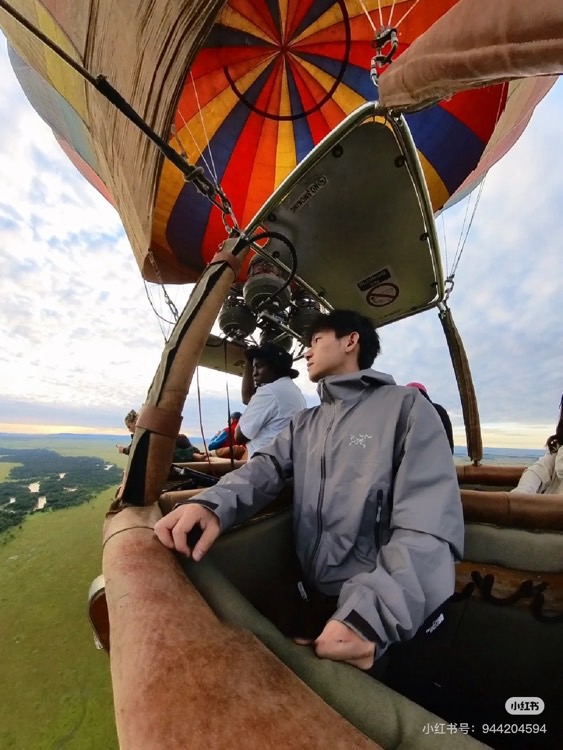 NO:540348,The rain is fearless and light and accompanying - [Top] ARC’TERYX Archaeopteryx Beta SL GORE-TEX jacket is available in a new show!  Lightweight professional protection, redefine your outdoor experience!  Core technology, defines new standard for hard shells. 28,000mm rain-grade waterproofing uses GORE-TEX Paclite lightweight technology. The surface raindrops roll off instantly, and the interior is dry for a long time, without fear of sudden rainstorms. The 12L/m/s high-breathable microporous structure efficiently discharges sweat, hiking and climbing for 10 minutes without any stuffiness, moisture management is comparable to professional equipment. Full-pressure glue sealing process high-density sewing 16 stitches per inch per inch (far exceeding the industry's 6-8 stitch standards), completely eliminates water seepage, and worry-free Pacific rain environment. 311 grams ultra-light design (M code), three-dimensional slim-fitting cut is compatible with the middle layer of fleece, lengthened back swing avoids bent over and exposed, shoulders have no seams design to reduce backpack friction, dynamic activities zero constraints. Detail protection, safety and boundless  StormHood hood fits the head curve, is compatible with helmet design, rotates the field of view without blocking, and is as stable as a rock. RECCO reflector built-in high-position hand pocket + WaterTight zipper All-round scene, one-cloth conquer, outdoor hardcore, urban shuttle. S-XXL (please report height and weight when placing an order), arc'teryx, backpacks, hats, alexander wang19860909暴雨无畏,轻盈随行-【顶级】ARC’TERYX始祖鸟Beta SL GORE-TEX冲锋衣全新登场！ 轻量化专业防护, redefine你的户外体验！ 核心科技,定义硬壳新标准 28,000mm暴雨级防水采用GORE-TEX Paclite轻量技术,表面雨滴瞬间滚落,内部持久干爽,无惧突发暴雨. 12L/m/s高透气性微孔结构高效排出汗气,徒步、攀爬10分钟无闷热感,湿气管理媲美专业级装备. 全压胶密封工艺接缝处每英寸16针高密度缝制（远超行业6-8针标准）,彻底杜绝渗水,太平洋暴雨环境实测无忧.  311克超轻设计（M码）, 立体修身剪裁兼容抓绒中间层,加长后摆避免弯腰露背,肩部无接缝设计减少背包摩擦,动态活动零束缚. 细节守护,安全无界 StormHood风帽贴合头部曲线,兼容头盔设计,转动视野不遮挡,狂风骤雨稳如磐石. RECCO反射器内置 高位插手口袋+WaterTight拉链 全能场景,一衣征服 户外硬核 都市穿梭. S-XXL（下单请报身高体重）,arc'teryx,backpacks,hats,alexander wang,Men's clothing