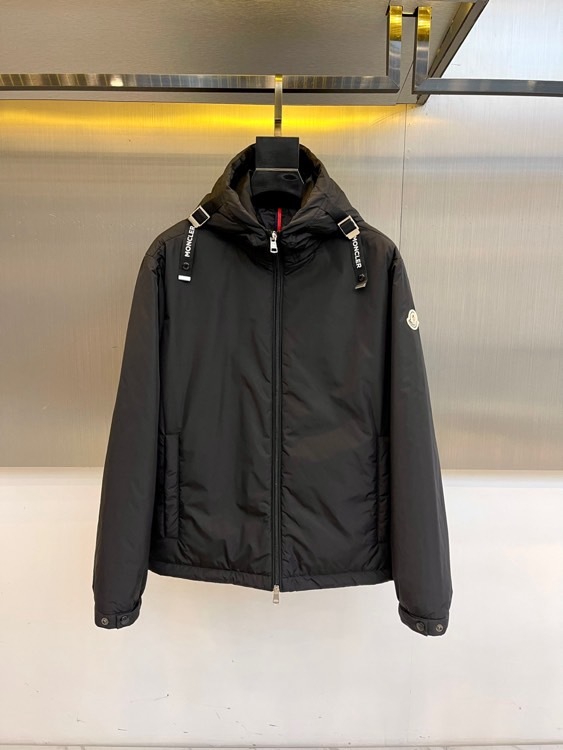 Mon蒙口、2025秋冬连帽棉服夹克外套。MONCLER黑色连帽羽绒服,以立体绗缝工艺勾勒雪域轮廓。肩带