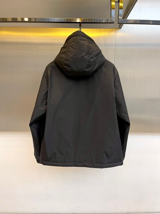 Mon蒙口、2025秋冬连帽棉服夹克外套。MONCLER黑色连帽羽绒服,以立体绗缝工艺勾勒雪域轮廓。肩带