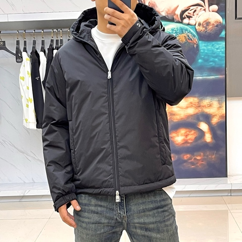 Mon蒙口、2025秋冬连帽棉服夹克外套。MONCLER黑色连帽羽绒服,以立体绗缝工艺勾勒雪域轮廓。肩带
