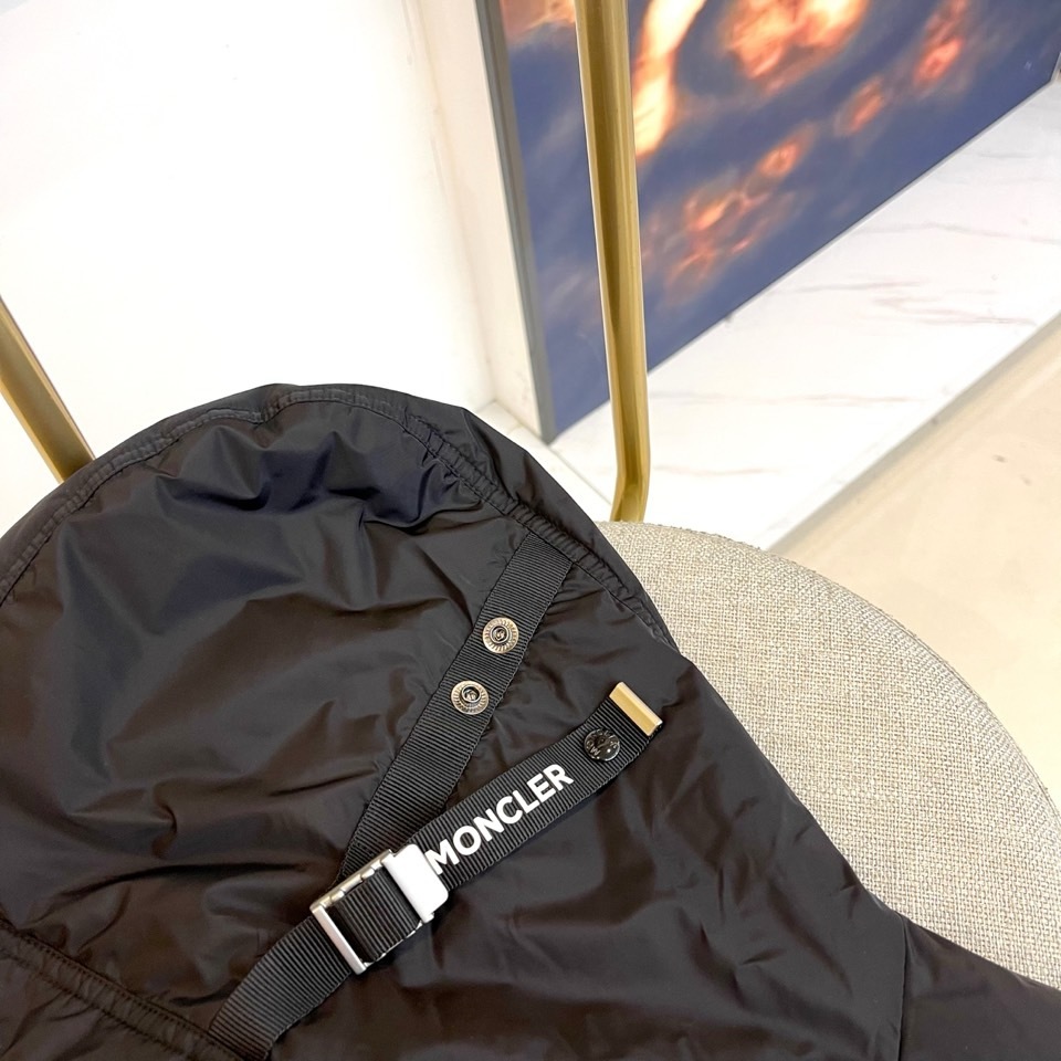Mon蒙口、2025秋冬连帽棉服夹克外套。MONCLER黑色连帽羽绒服,以立体绗缝工艺勾勒雪域轮廓。肩带