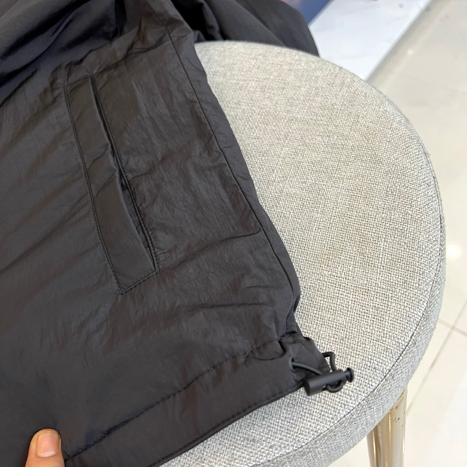 Bur巴宝莉、【高品质】2025秋冬新品双面夹棉夹克外套｜英伦格调 ▸ 双面纯黑设计：采用品牌专利防水面