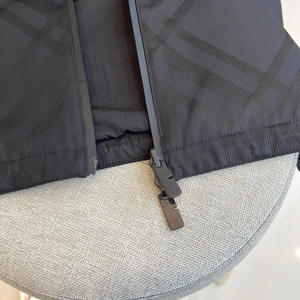 Bur巴宝莉、【高品质】2025秋冬新品双面夹棉夹克外套｜英伦格调 ▸ 双面纯黑设计：采用品牌专利防水面