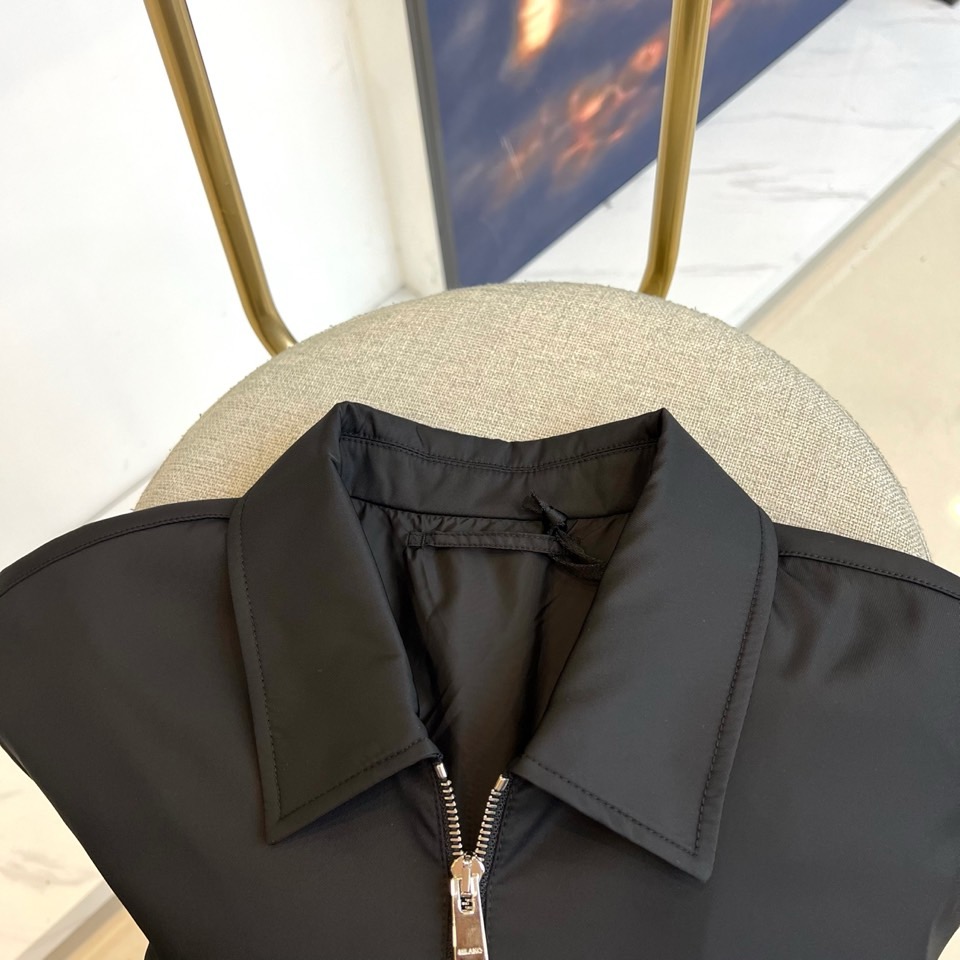 Prada 2025秋冬夹克。【高品质】这款Re-Nylon衬衫廓形简约流畅，融入运动细节，饰以涂珐琅三