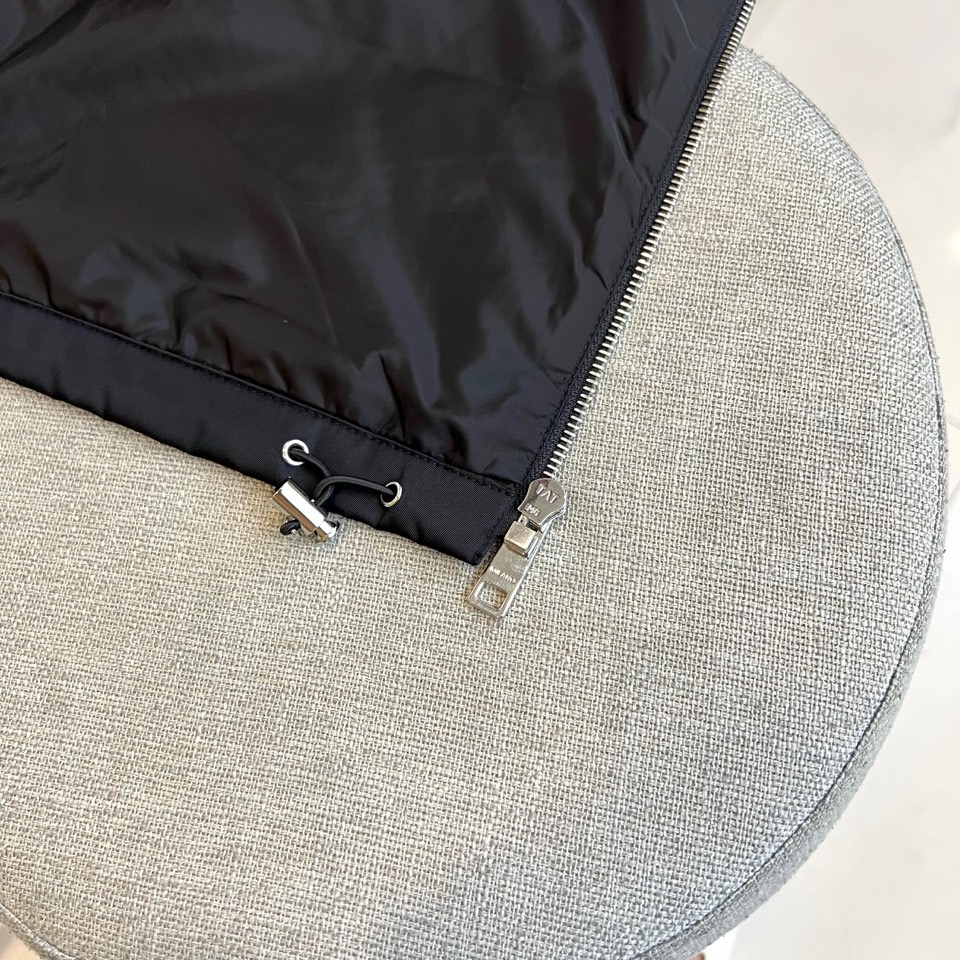 Prada 2025秋冬夹克。【高品质】这款Re-Nylon衬衫廓形简约流畅，融入运动细节，饰以涂珐琅三