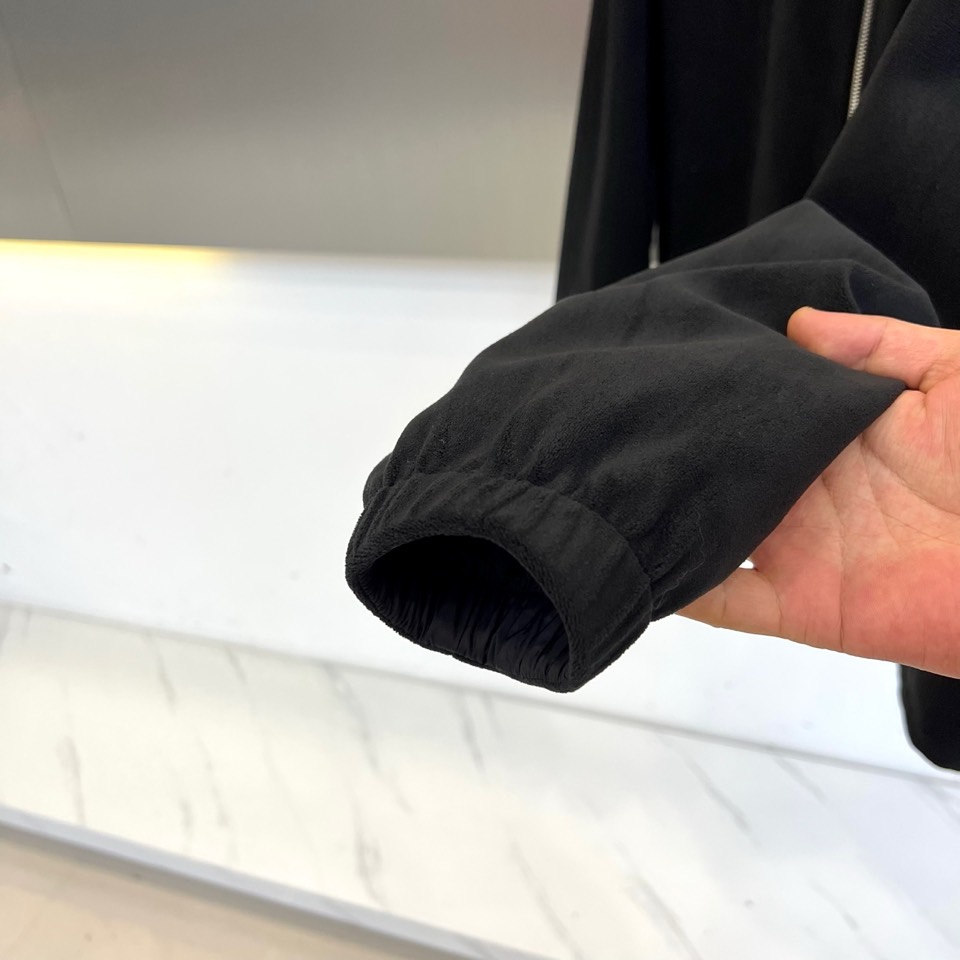 Prada普拉、【高品质】2025秋冬双面穿棉服，一衣双境，Prada 2025秋冬双面穿棉服，以颠覆性