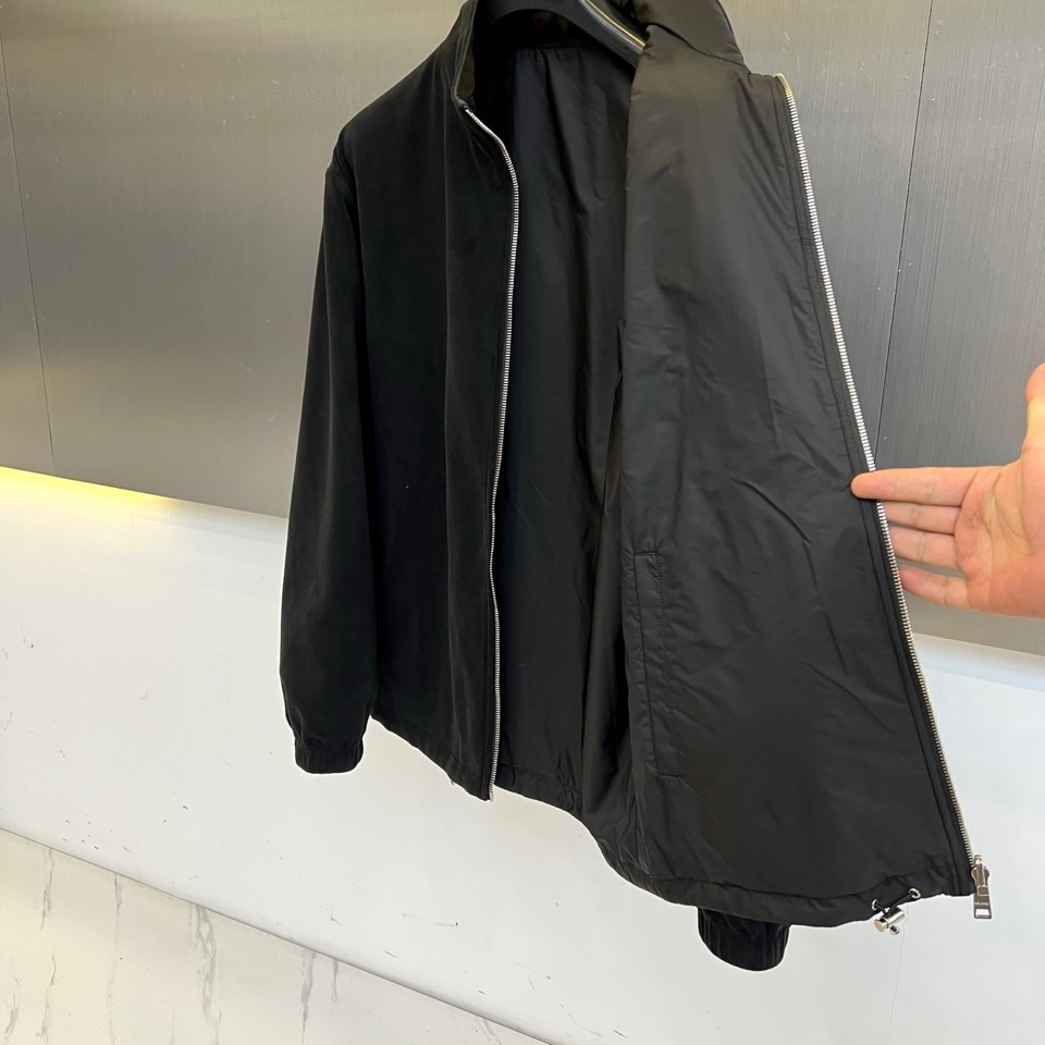 Prada普拉、【高品质】2025秋冬双面穿棉服，一衣双境，Prada 2025秋冬双面穿棉服，以颠覆性