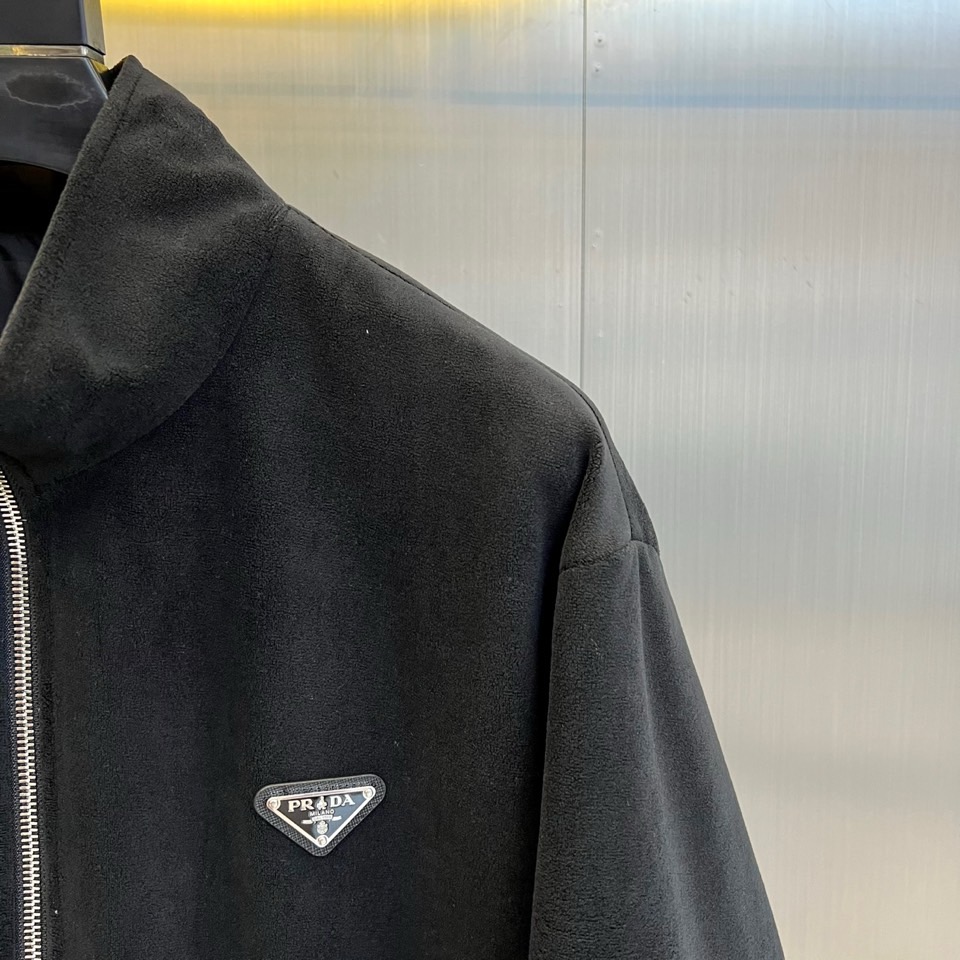 Prada普拉、【高品质】2025秋冬双面穿棉服，一衣双境，Prada 2025秋冬双面穿棉服，以颠覆性