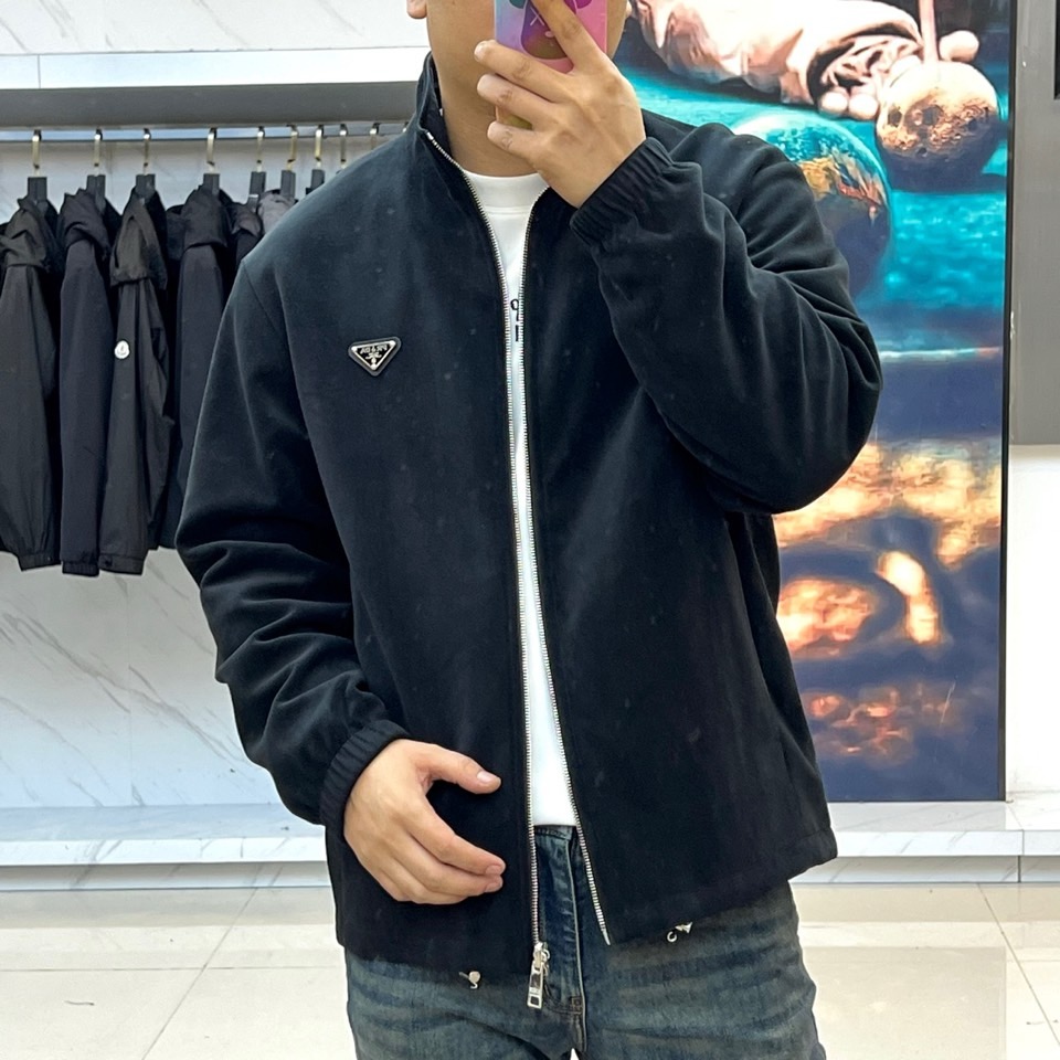 Prada普拉、【高品质】2025秋冬双面穿棉服，一衣双境，Prada 2025秋冬双面穿棉服，以颠覆性