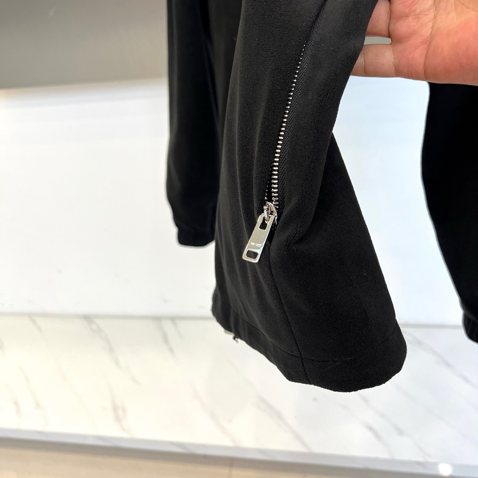 Prada普拉、【高品质】2025秋冬双面穿棉服，一衣双境，Prada 2025秋冬双面穿棉服，以颠覆性