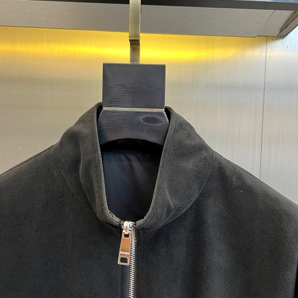 Prada普拉、【高品质】2025秋冬双面穿棉服，一衣双境，Prada 2025秋冬双面穿棉服，以颠覆性