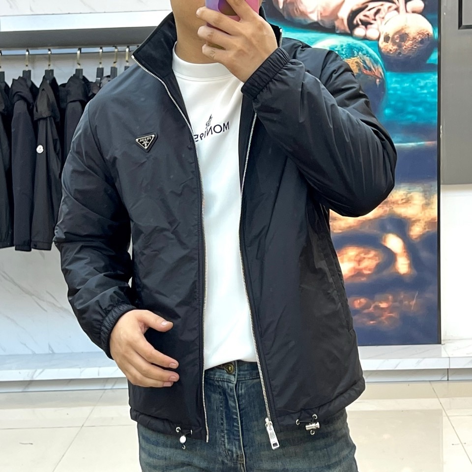 Prada普拉、【高品质】2025秋冬双面穿棉服，一衣双境，Prada 2025秋冬双面穿棉服，以颠覆性