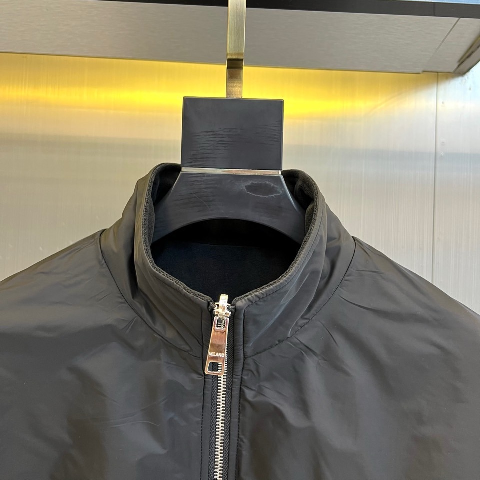 Prada普拉、【高品质】2025秋冬双面穿棉服，一衣双境，Prada 2025秋冬双面穿棉服，以颠覆性