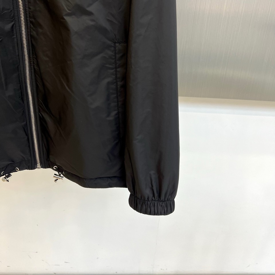 Prada普拉、【高品质】2025秋冬双面穿棉服，一衣双境，Prada 2025秋冬双面穿棉服，以颠覆性