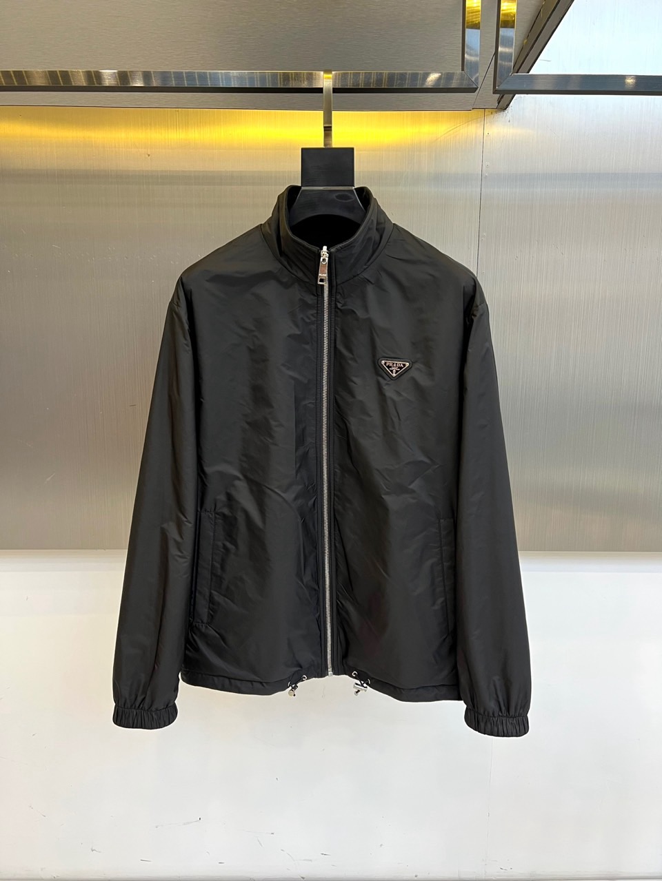 Prada普拉、【高品质】2025秋冬双面穿棉服，一衣双境，Prada 2025秋冬双面穿棉服，以颠覆性