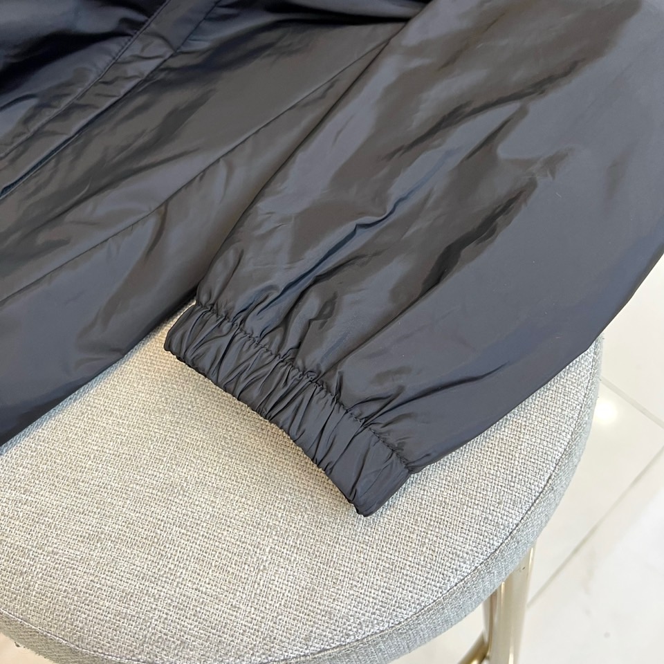 Prada普拉、【高品质】2025秋冬连帽棉服夹克外套。以建筑感廓形切割都市夜色。冷光下流动的哑光面料，