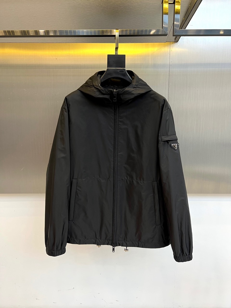 Prada普拉、【高品质】2025秋冬连帽棉服夹克外套。以建筑感廓形切割都市夜色。冷光下流动的哑光面料，