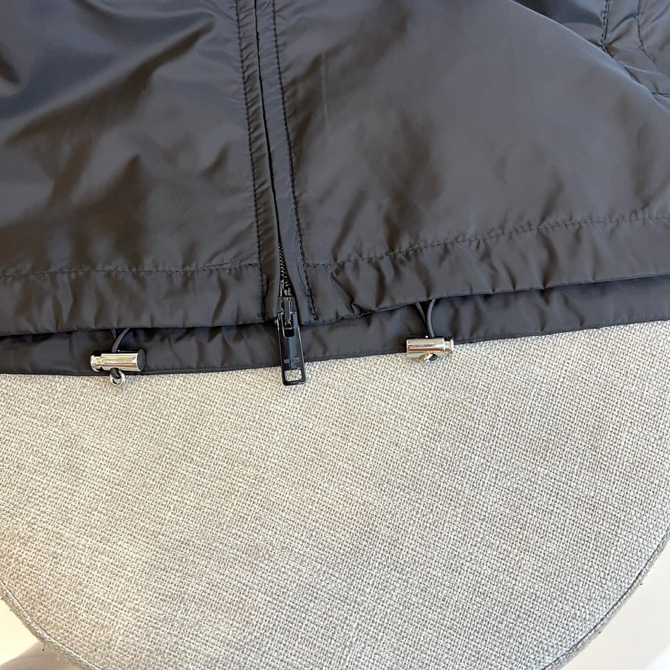 Prada普拉、【高品质】2025秋冬连帽棉服夹克外套。以建筑感廓形切割都市夜色。冷光下流动的哑光面料，