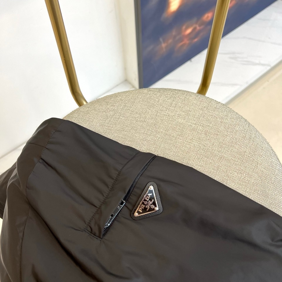 Prada普拉、【高品质】2025秋冬连帽棉服夹克外套。以建筑感廓形切割都市夜色。冷光下流动的哑光面料，