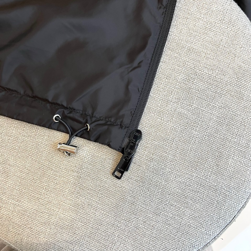 Prada普拉、【高品质】2025秋冬连帽棉服夹克外套。以建筑感廓形切割都市夜色。冷光下流动的哑光面料，