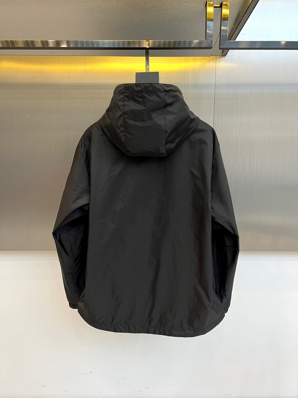 Prada普拉、【高品质】2025秋冬连帽棉服夹克外套。以建筑感廓形切割都市夜色。冷光下流动的哑光面料，