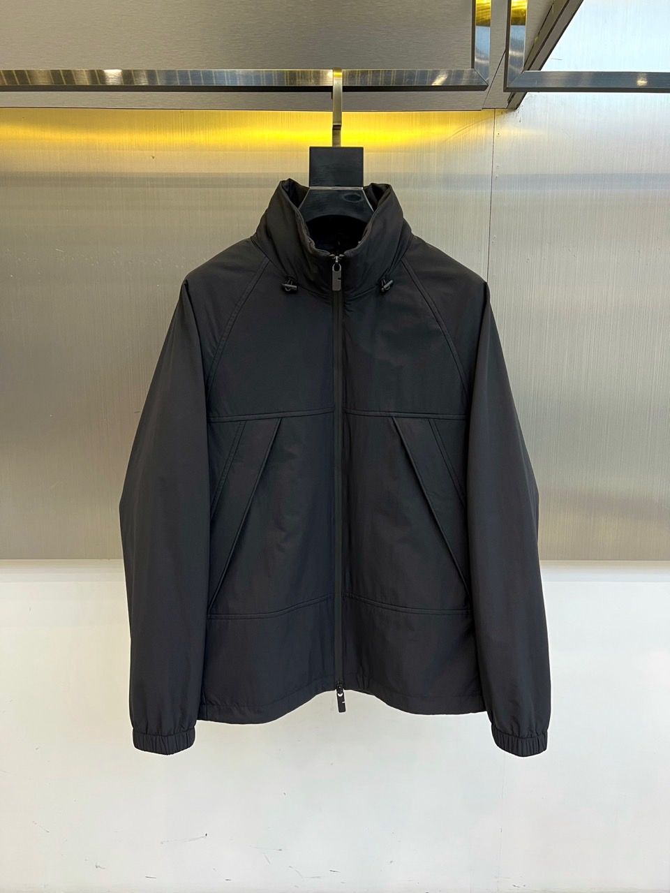 Bur巴宝莉、【高品质】2025秋冬军绿薄棉夹克。▸ 军绿主色调：搭配黑色拉链系统，打造硬朗军事风（如主